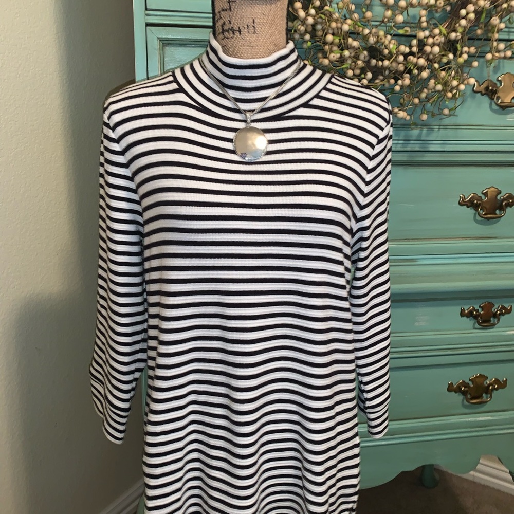Sale! 💕Crown & Ivy Ribbed Striped Top